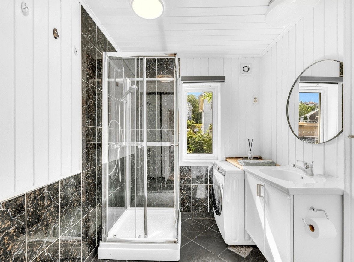 Leiligheten har et lyst og pent bad Galleribilde