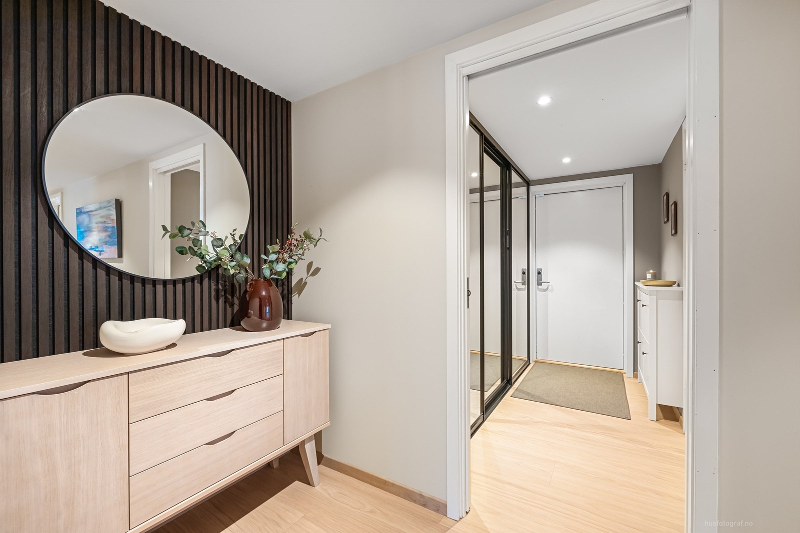 Gang med ny parkett på gulv, ny spilevegg samt malte vegger og malt himling Galleribilde