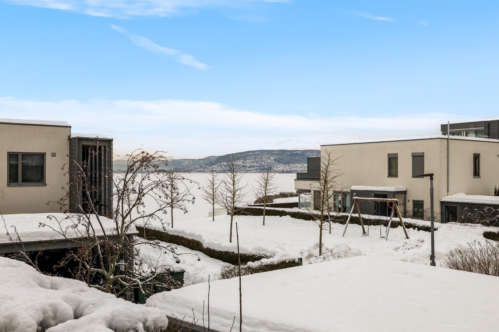 Uteplassen er solrik og har utsikt mot fjorden Galleribilde
