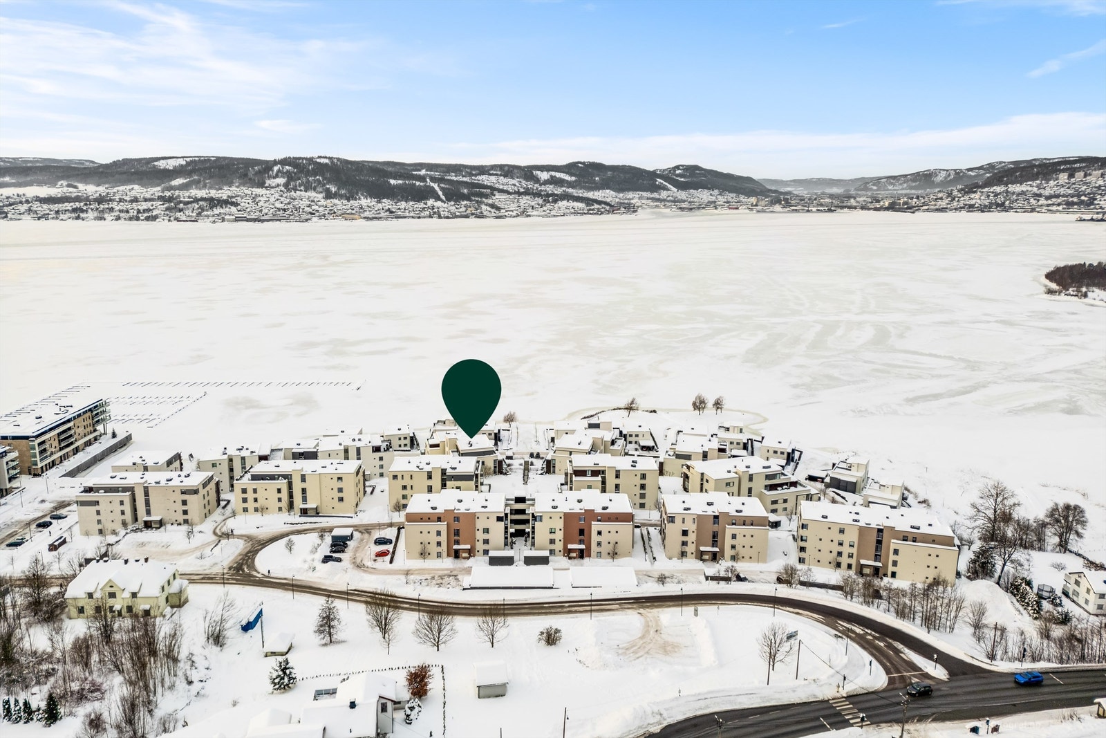 Fra boligfeltet er det flott utsikt mot Glassverket på motsatt side av fjorden samt utover Drammensfjorden mot Svelvik og inn mot Drammen Galleribilde