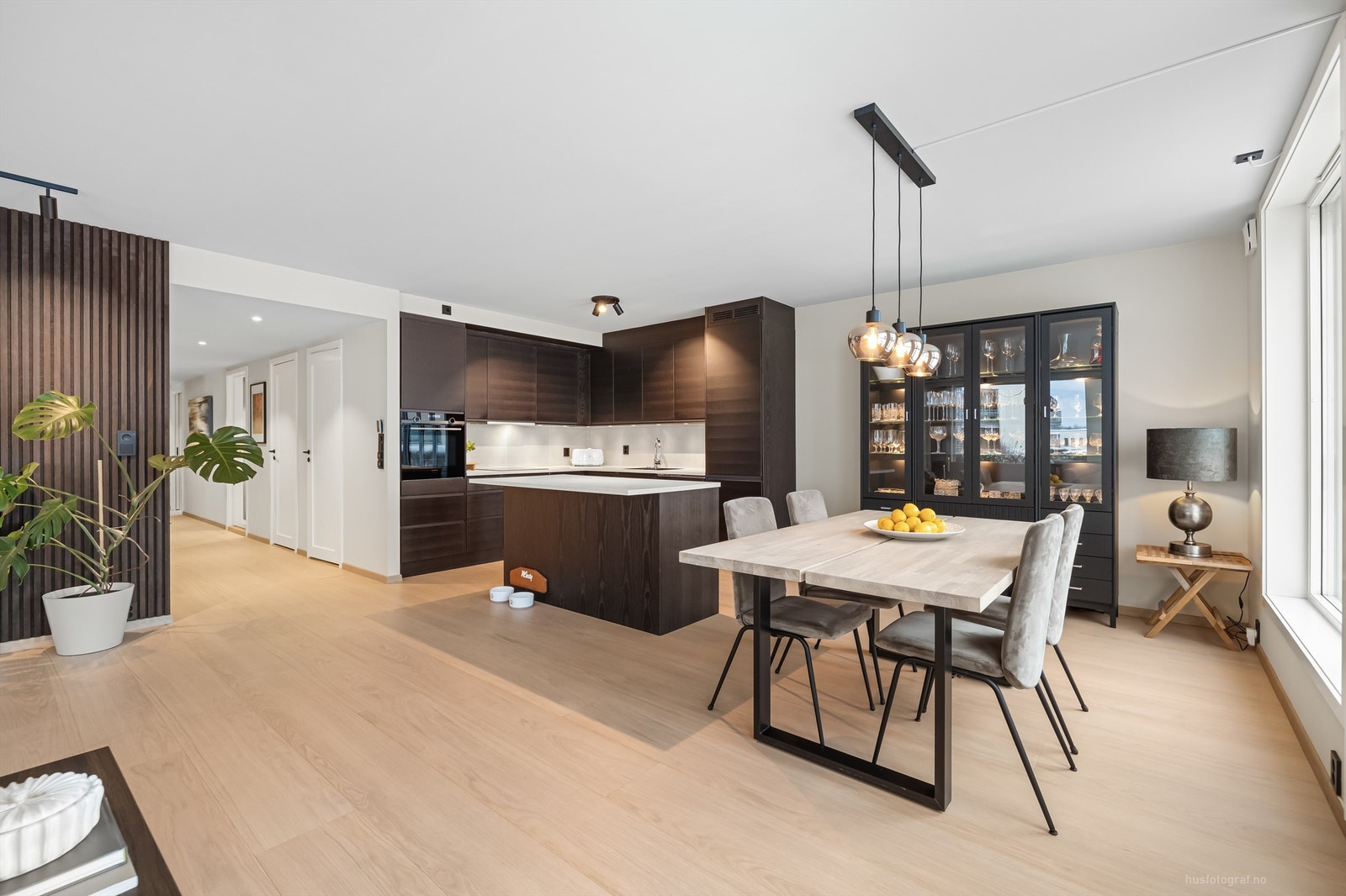 Lagt nytt parkettgulv av herdet tre og nye gulvlister i leiligheten Galleribilde