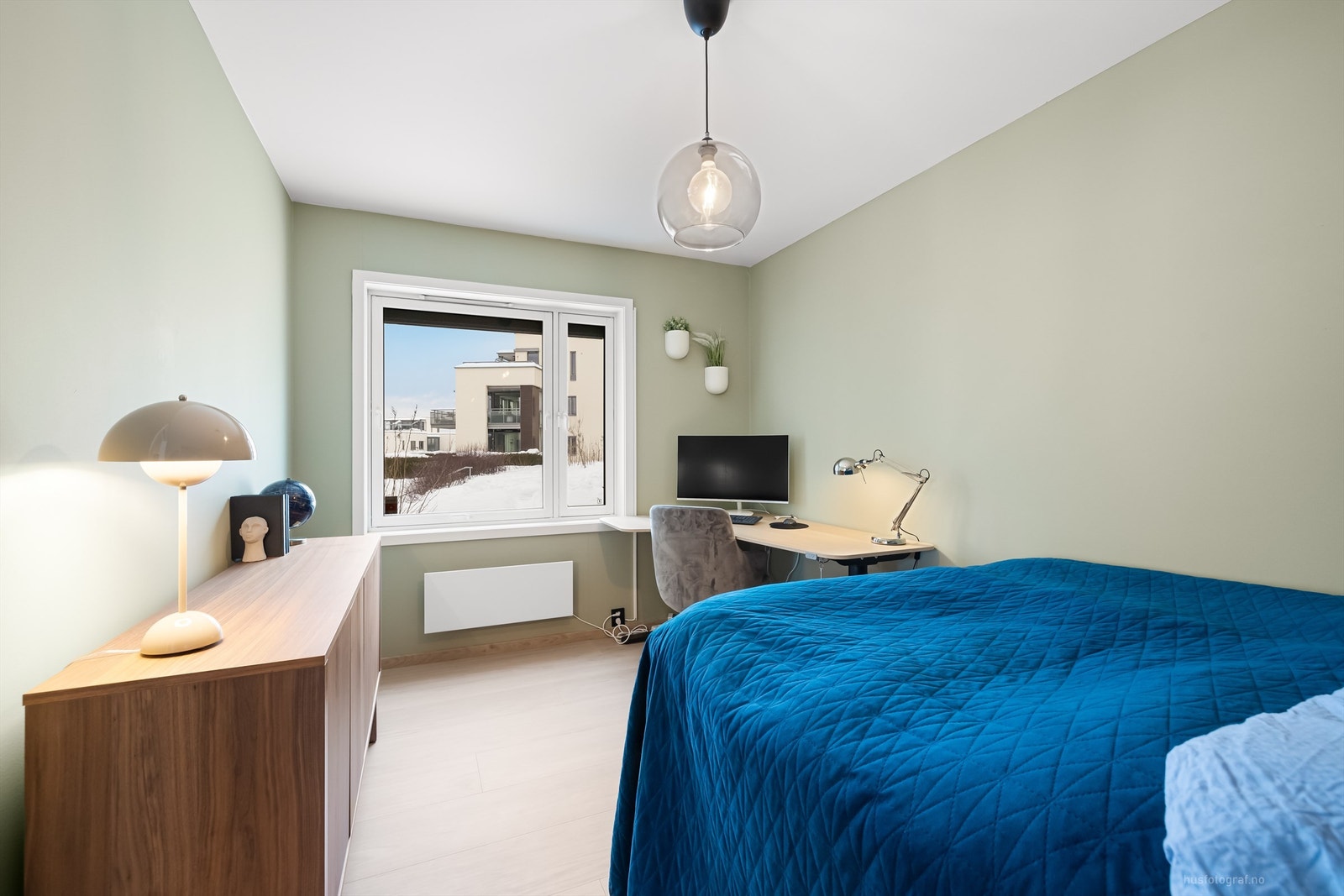 Soverom 3 med ny parkett på gulv, malte vegger og malt himling Galleribilde