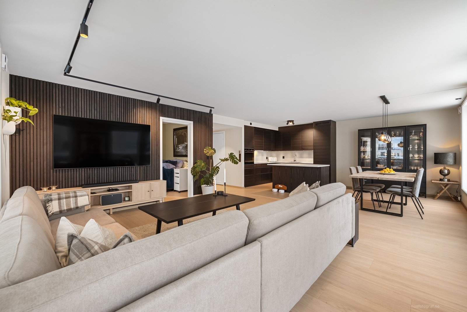 Ny takskinne med spotlights og ny varmefolie i gulv Galleribilde