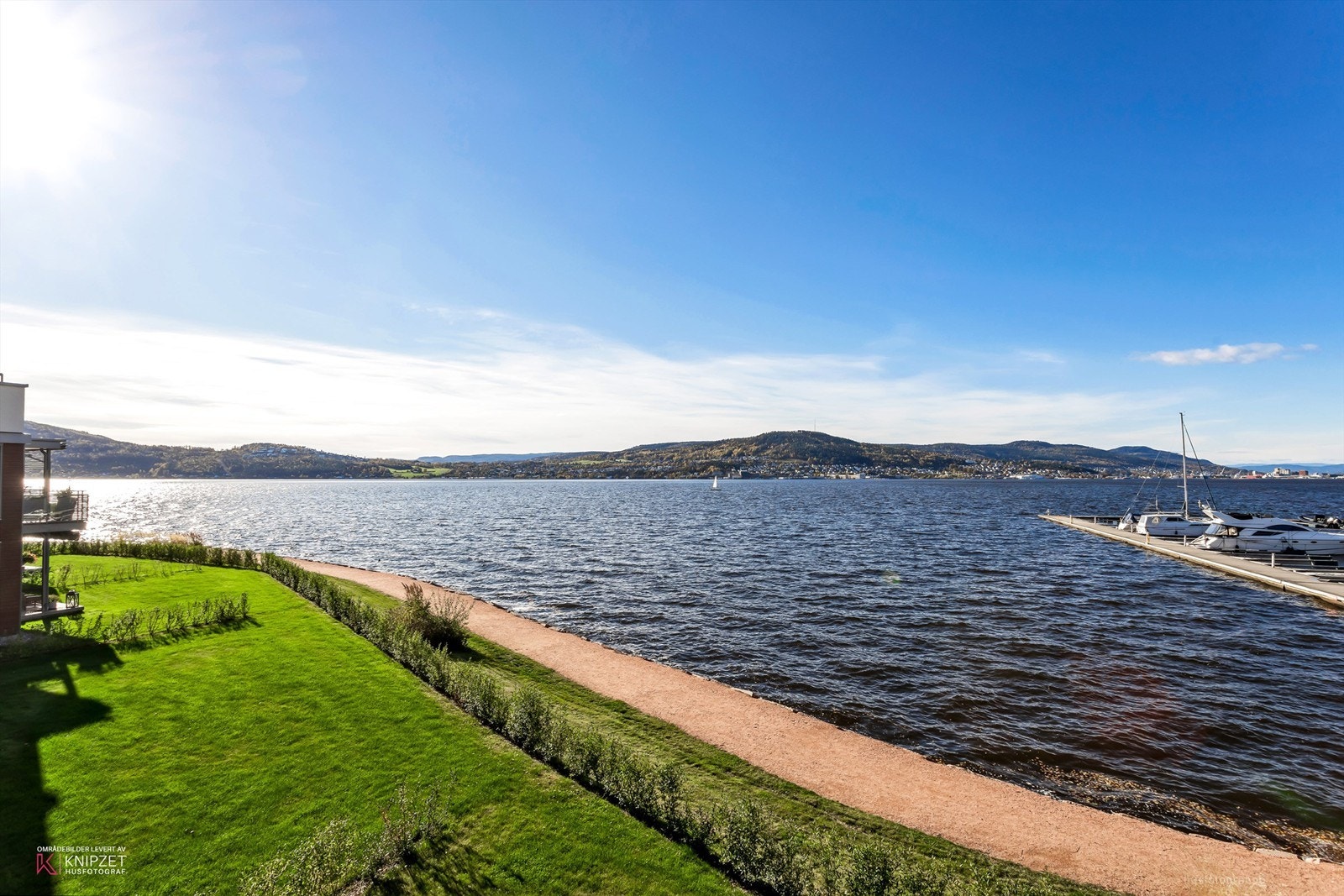 Umiddelbar nærhet til fjorden med felles sandstrender og store grøntarealer Galleribilde