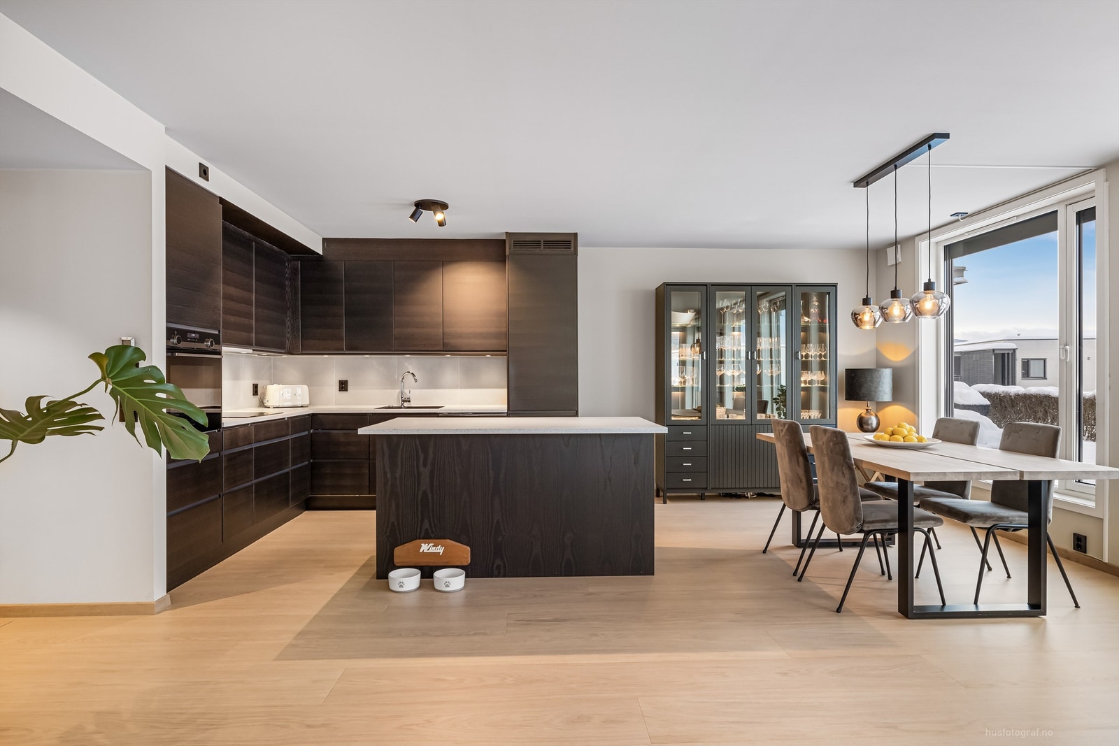 Malt alle vegg- og himlingsoverflater i nyere tid (unntatt ett rom) Galleribilde