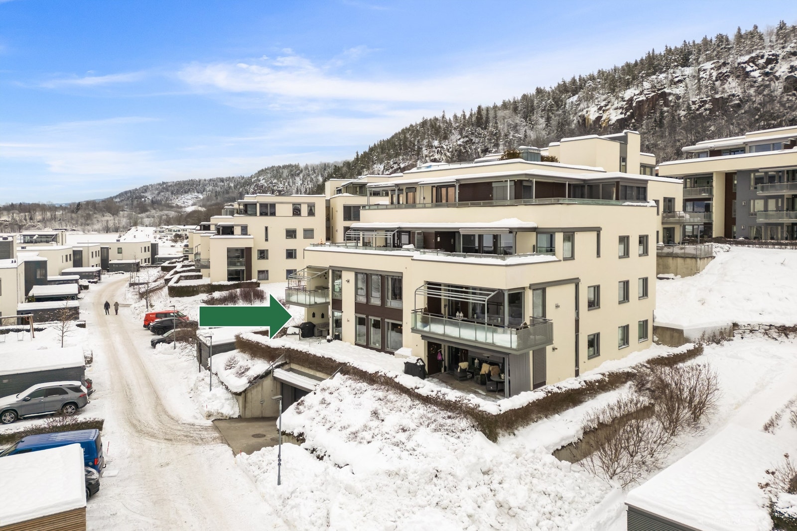 Medfølgende parkering i felles garasje med el-billader og heisadkomst Galleribilde