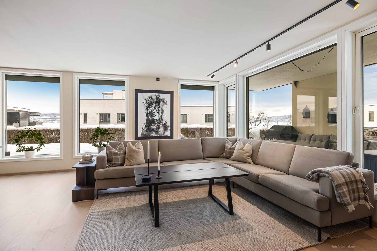 Store vindusflater langs to yttervegger som gir godt med naturlig lys og utsikt Galleribilde