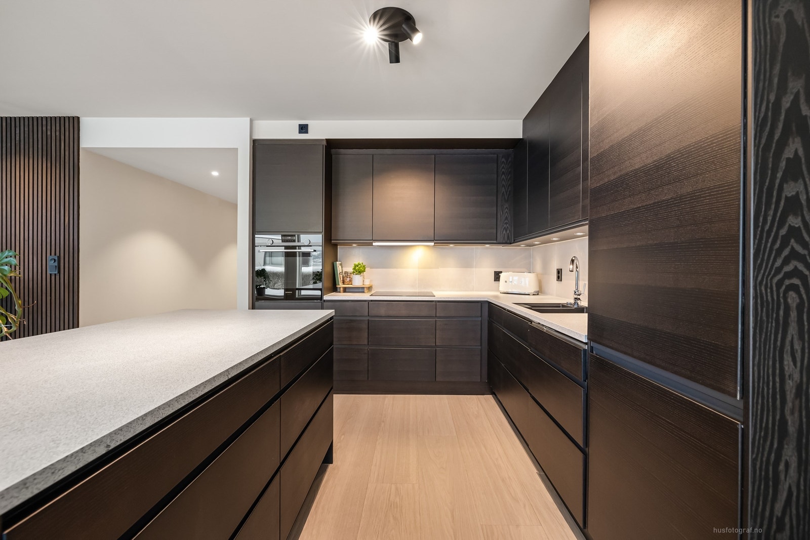 Over- og underskap samt høyskap i mørk og glatt utførelse Galleribilde