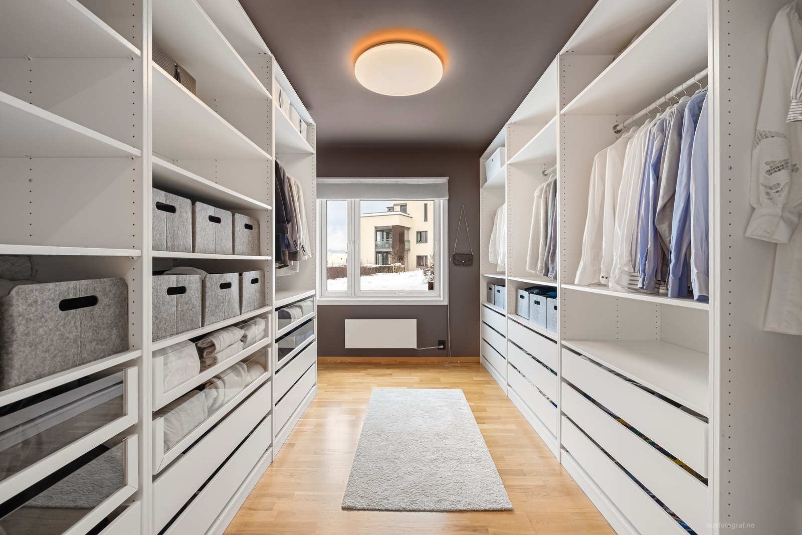 Soverom 1 med romslig åpen garderobeløsning som har hyller, skuffer og klesskinner Galleribilde