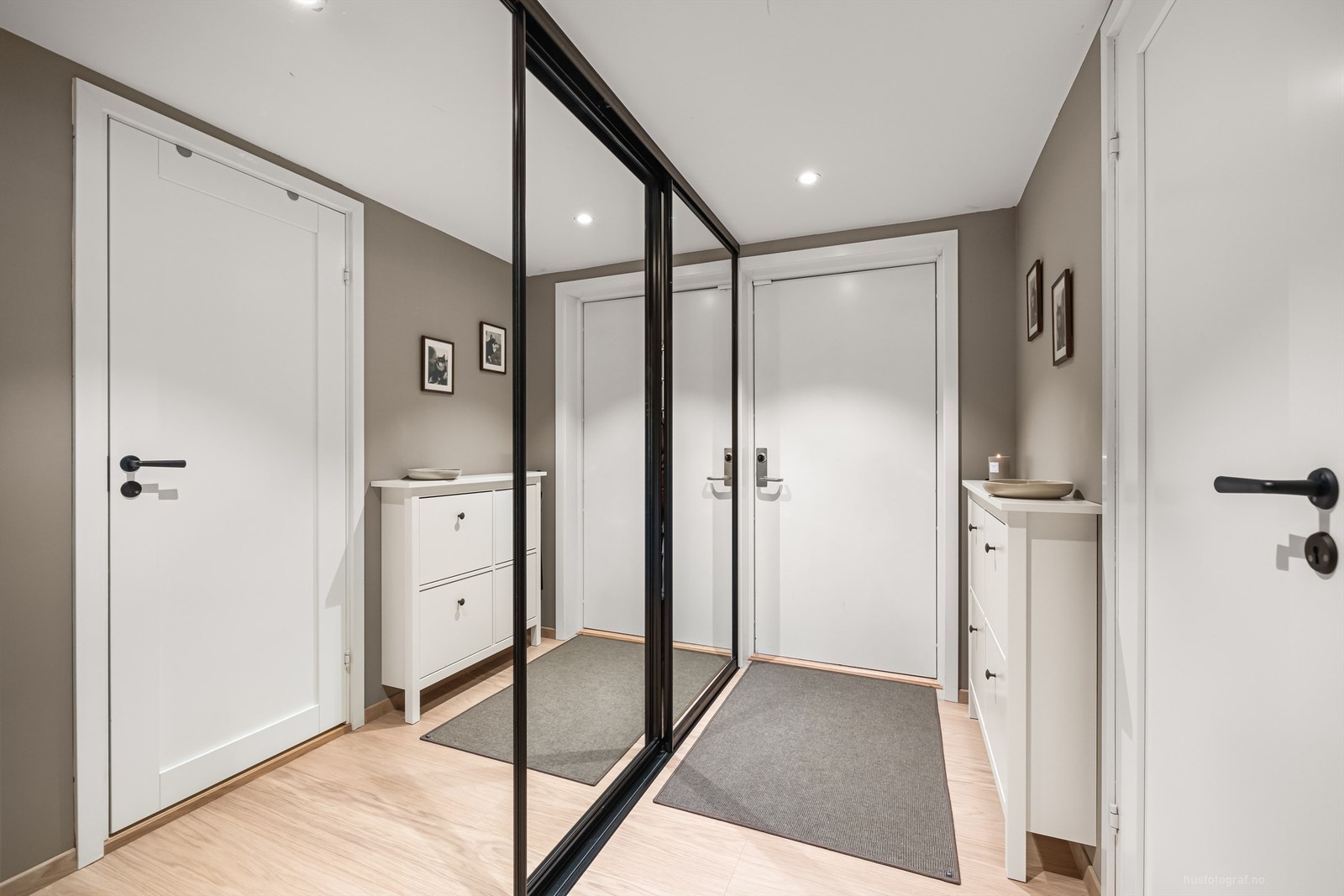 Entré med nyere IKEA skyvedørsgarderobe som har speilfronter Galleribilde