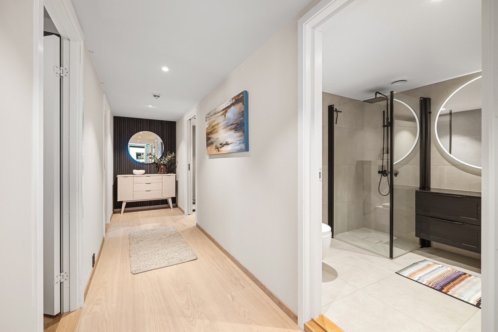 Gang med nye downlights i tak og ny varmefolie i gulv Galleribilde