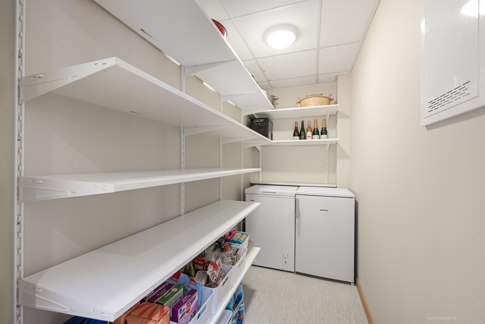 Godt med lagringsplass i innvendig bod, utebod ved plattingen og ekstern bod i felles gang Galleribilde