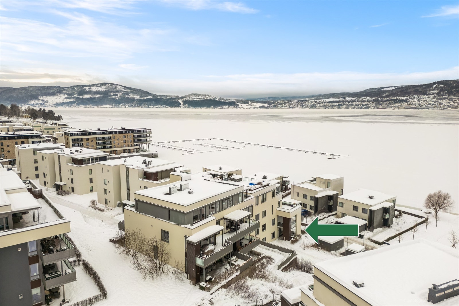 Felles utvendig parkeringsområde rett ved boligblokka Galleribilde