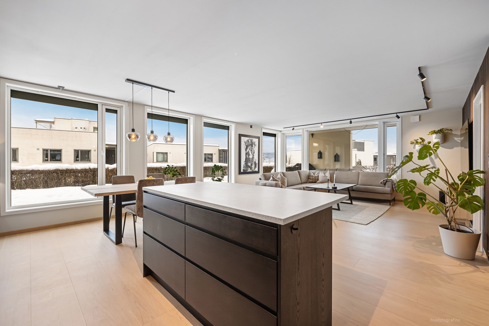 Praktisk kjøkkenøy med underskap i mørk og glatt utførelse Galleribilde