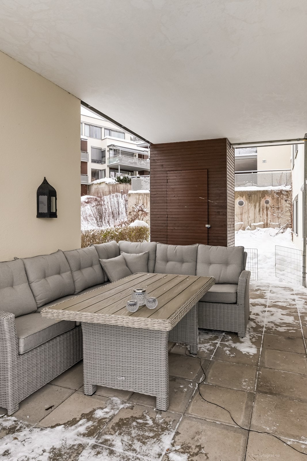 Overbygget sydvestvendt platting (hellelagt uteplass) på ca. 26 kvm Galleribilde