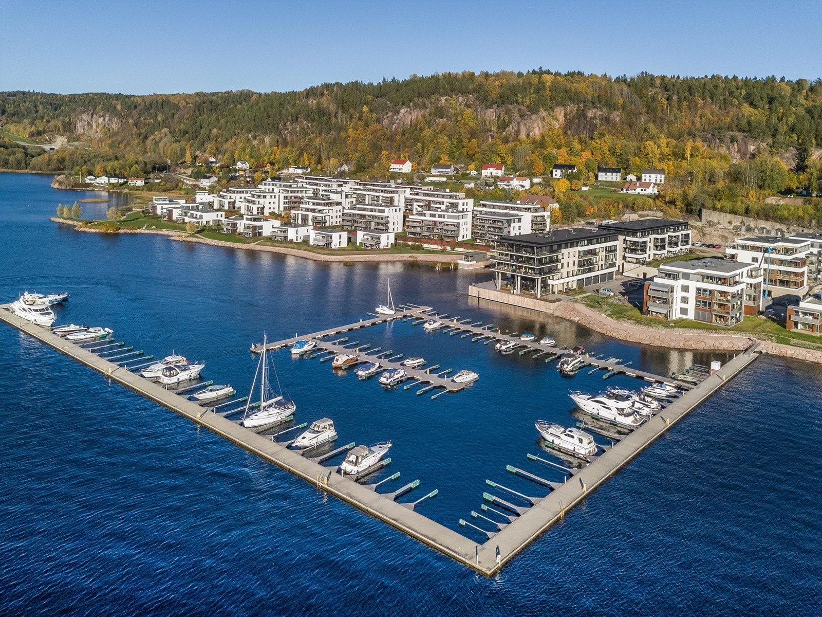 Bryggeanlegg med mulighet for leie av båtplass og fin strand på området Galleribilde