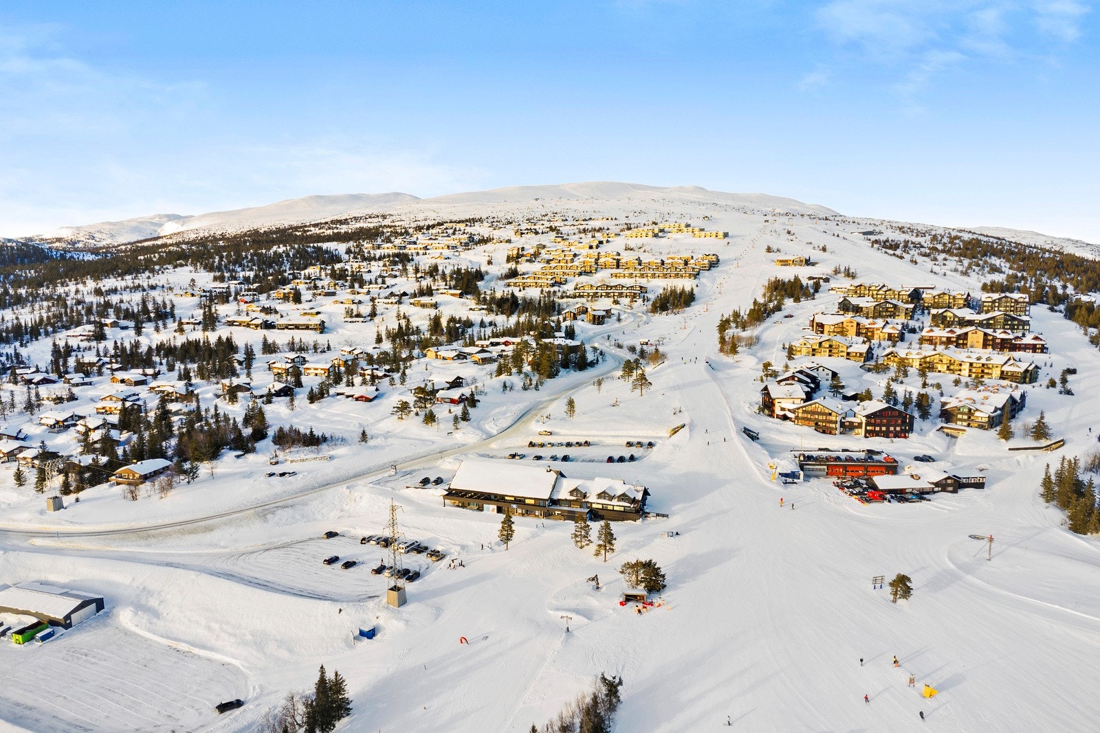 Rett ved bakken finner du Skistua som byr på en flott meny med god mat. Gulasjsuppen til Skistua er å anbefale Galleribilde