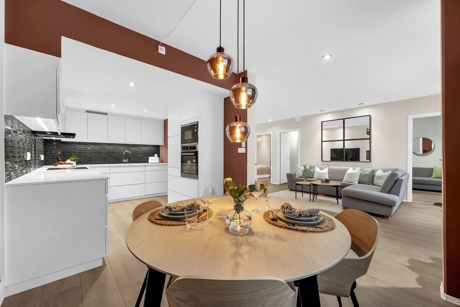 Rommet har en åpen og sosial planløsning, men kjøkkenet har en skjermet plassering. Galleribilde