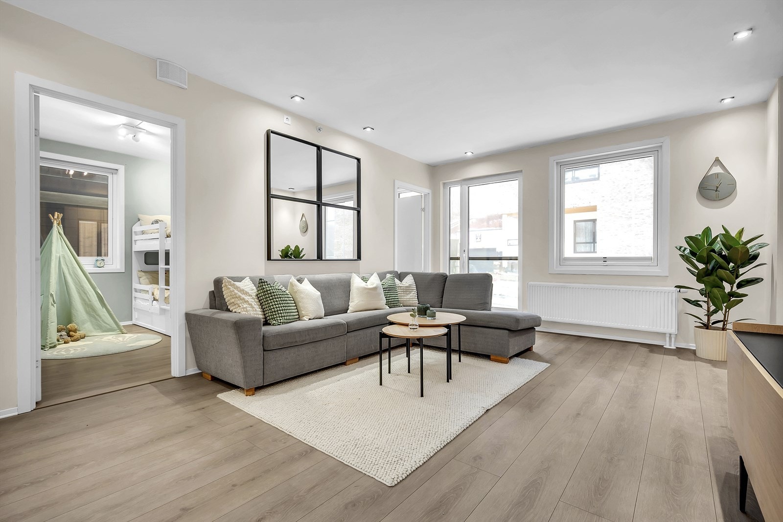 I stuen er det pen en-stavs laminat og lune fargevalg oppgradert i 2020. Takhøyden i stuen ble målt til 2,55 meter. Galleribilde