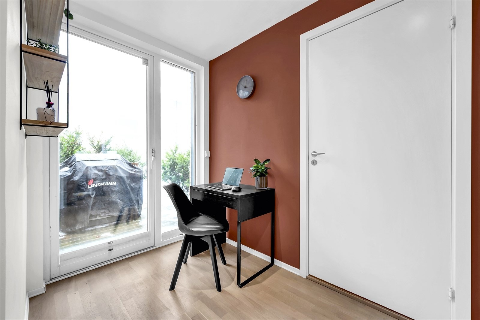 Fra gangen er det utgang til en nordøstvendt markterrasse på 10 kvm. Galleribilde