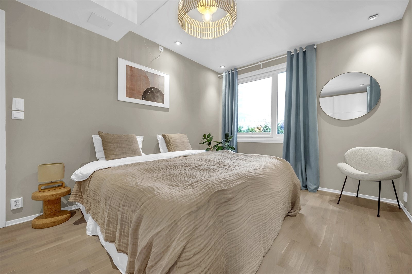 Innbydende og romslig hovedsoverom med god plass til dobbeltseng, nattbord og skyvedørsgarderobe. Galleribilde