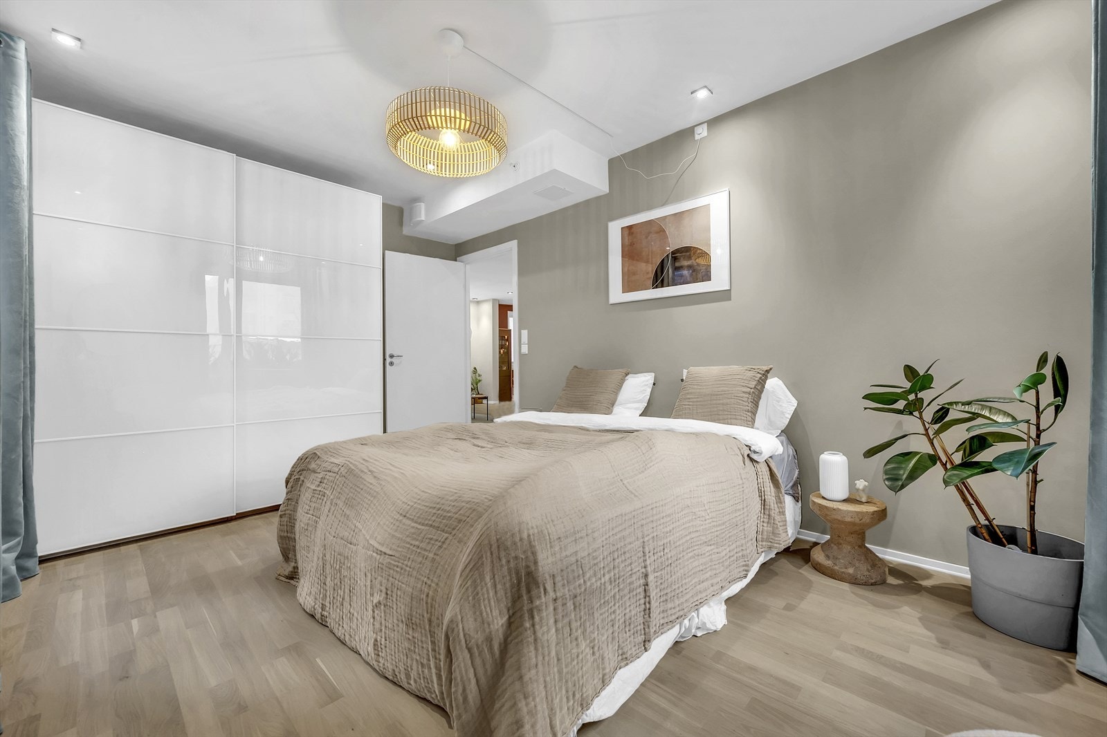 Soverommet er malt i en behagelig fargetone. Galleribilde