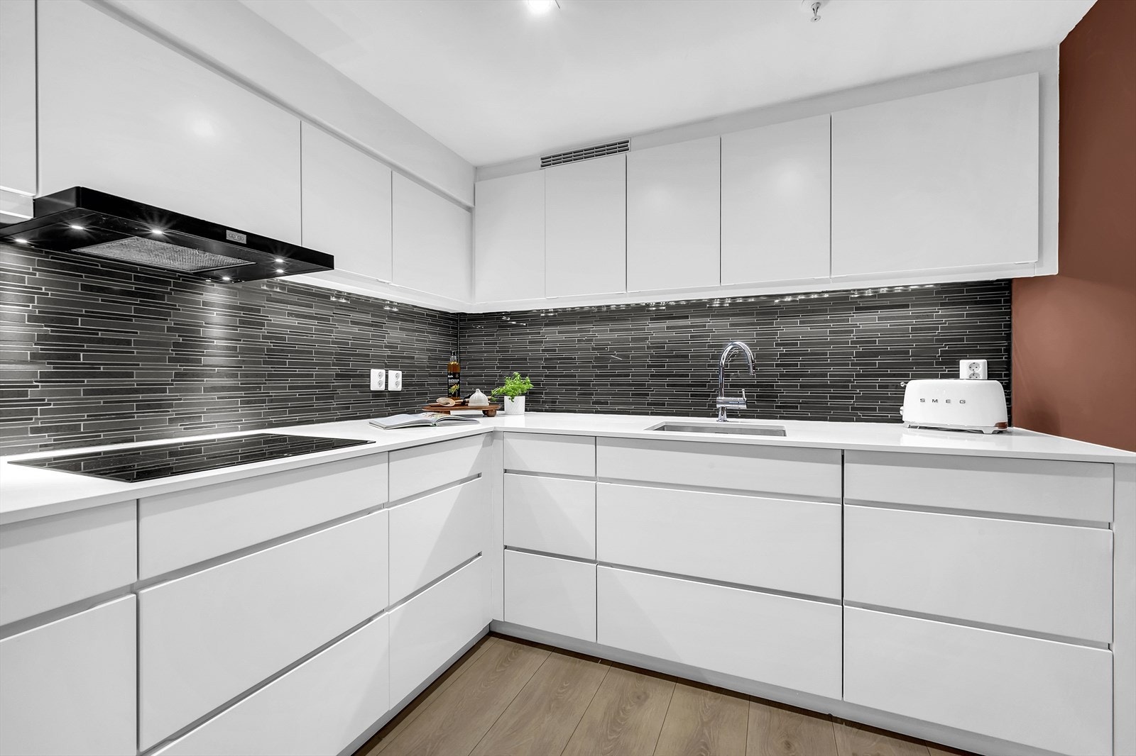 Kjøkkenet er utnyttet til det maksimale med masse lagringsplass i både skap og skuffer. Galleribilde