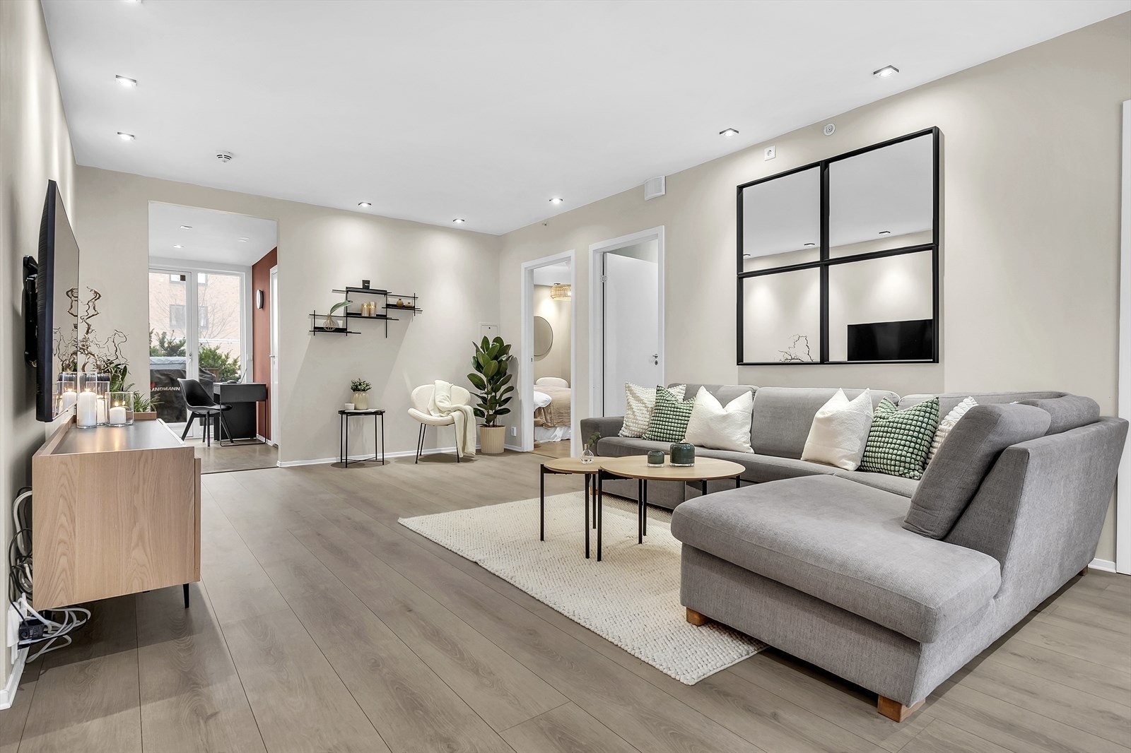 Leiligheten ligger i 1. etasje og inneholder entré, kjøkken, stue, tre soverom, bod og bad. Galleribilde