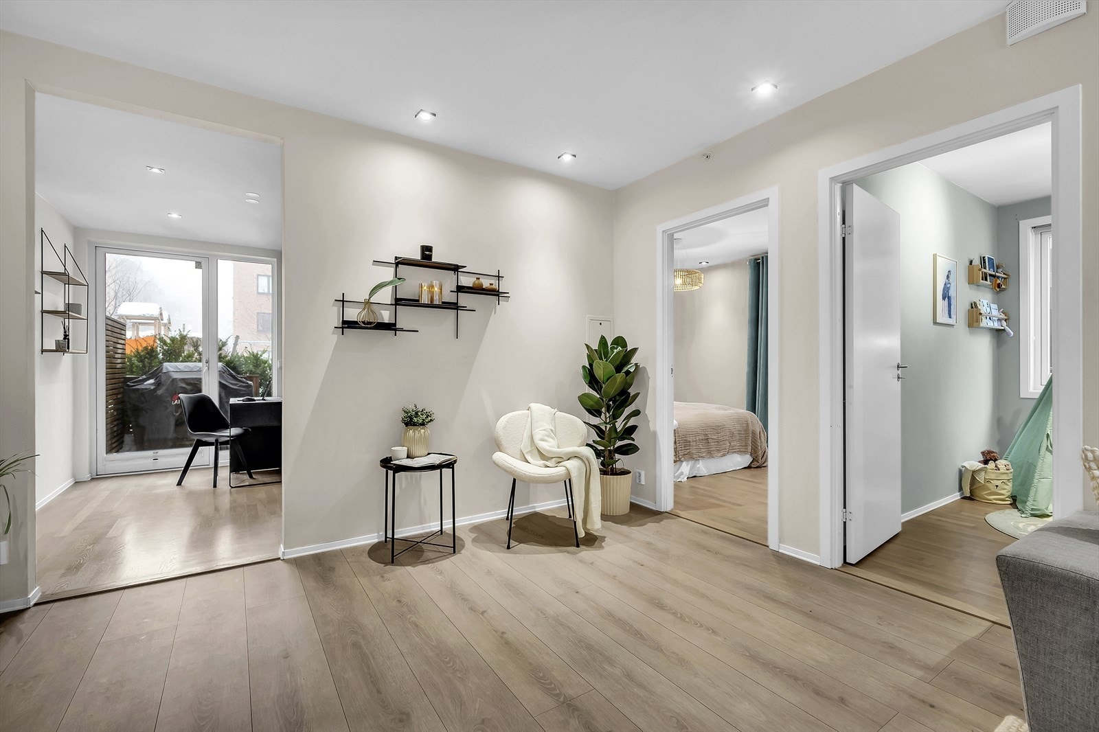 Det er god tilknytning mellom soverommene via gang og stuen. Galleribilde