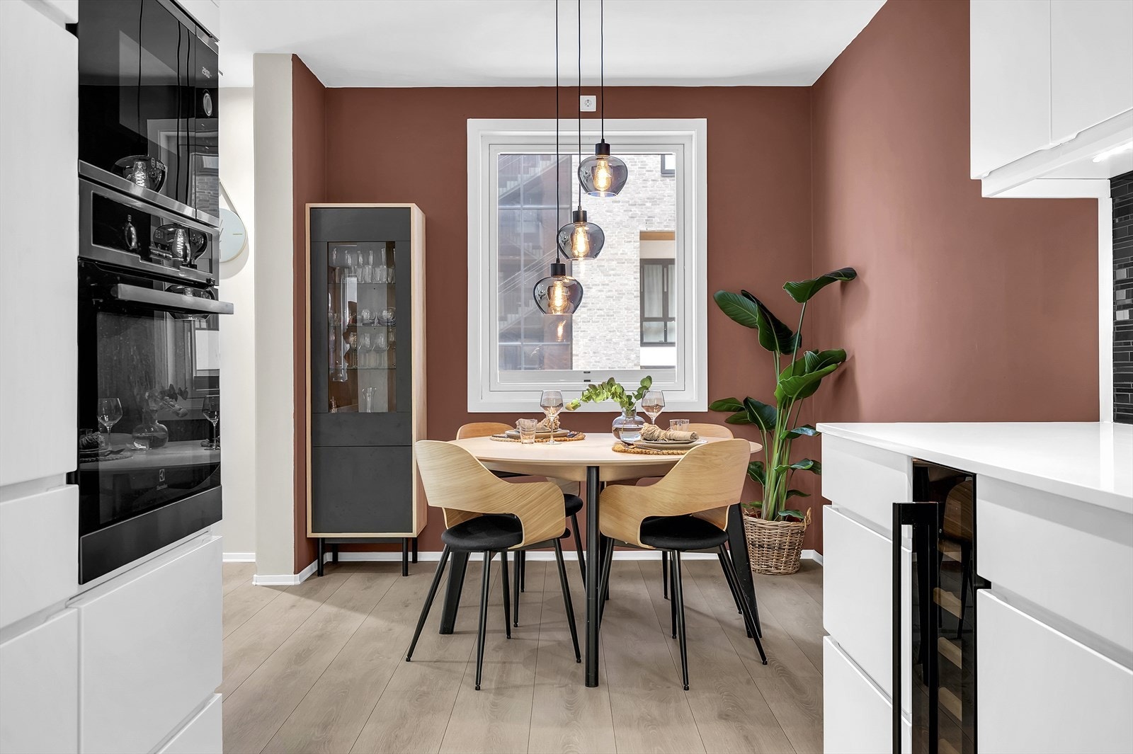 Kjøkkendelen er malt i en stilig kontrastfarge. Galleribilde