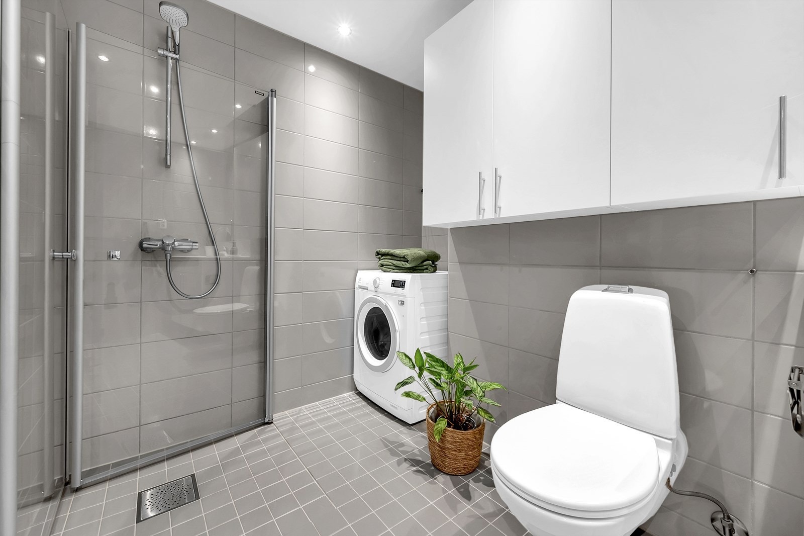 Lekkert og delikat bad pusset opp i 2018. Badet har tidsriktige farge- og materialvalg med fliser, behagelig gulvvarme og downlights i himling. Galleribilde