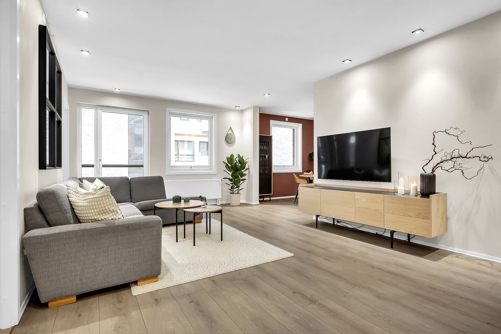 Fra stuen er det sydvestvendt, fransk balkong. Galleribilde