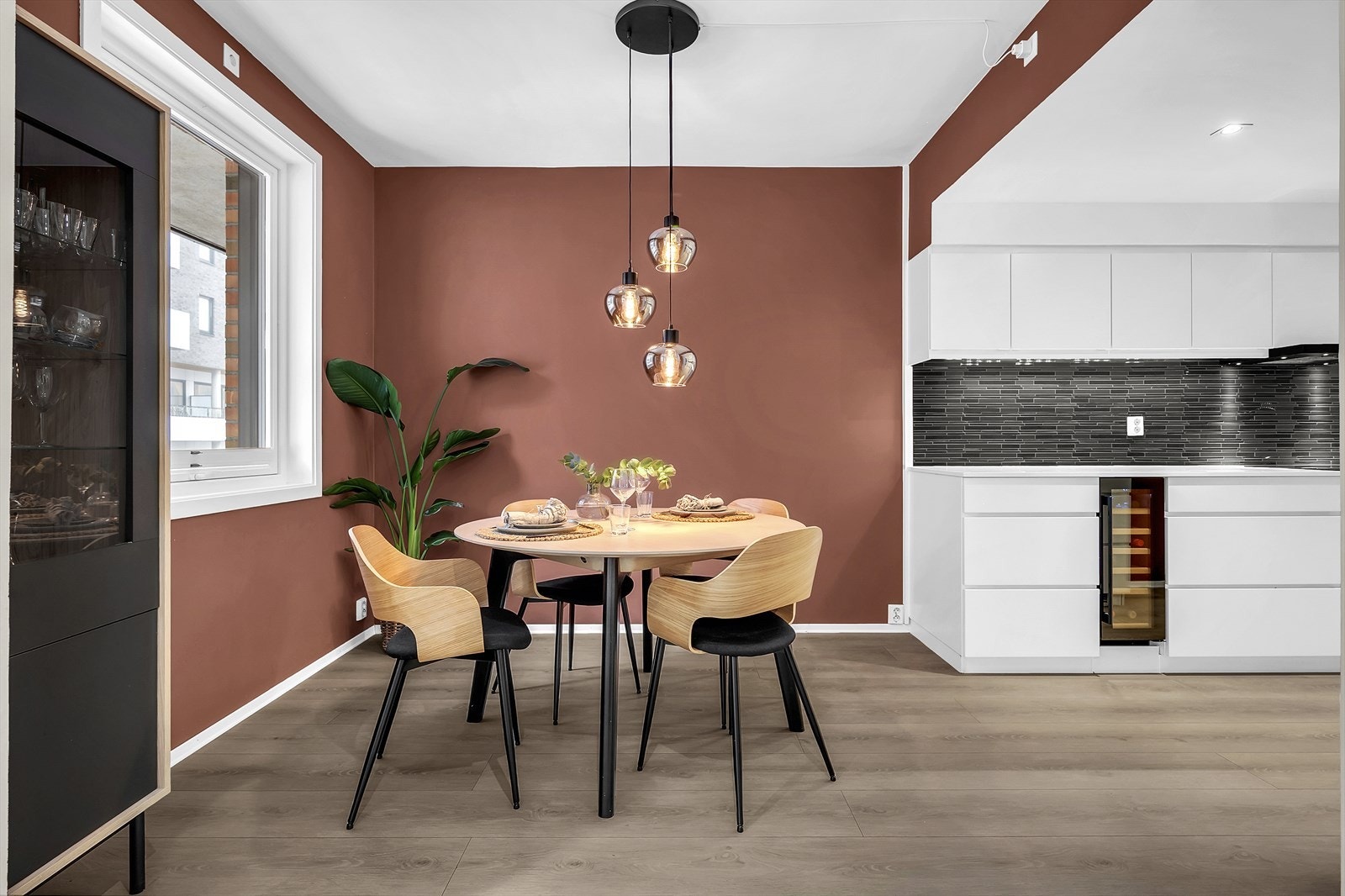 På kjøkkenet er det god plass til spisegruppe. Galleribilde