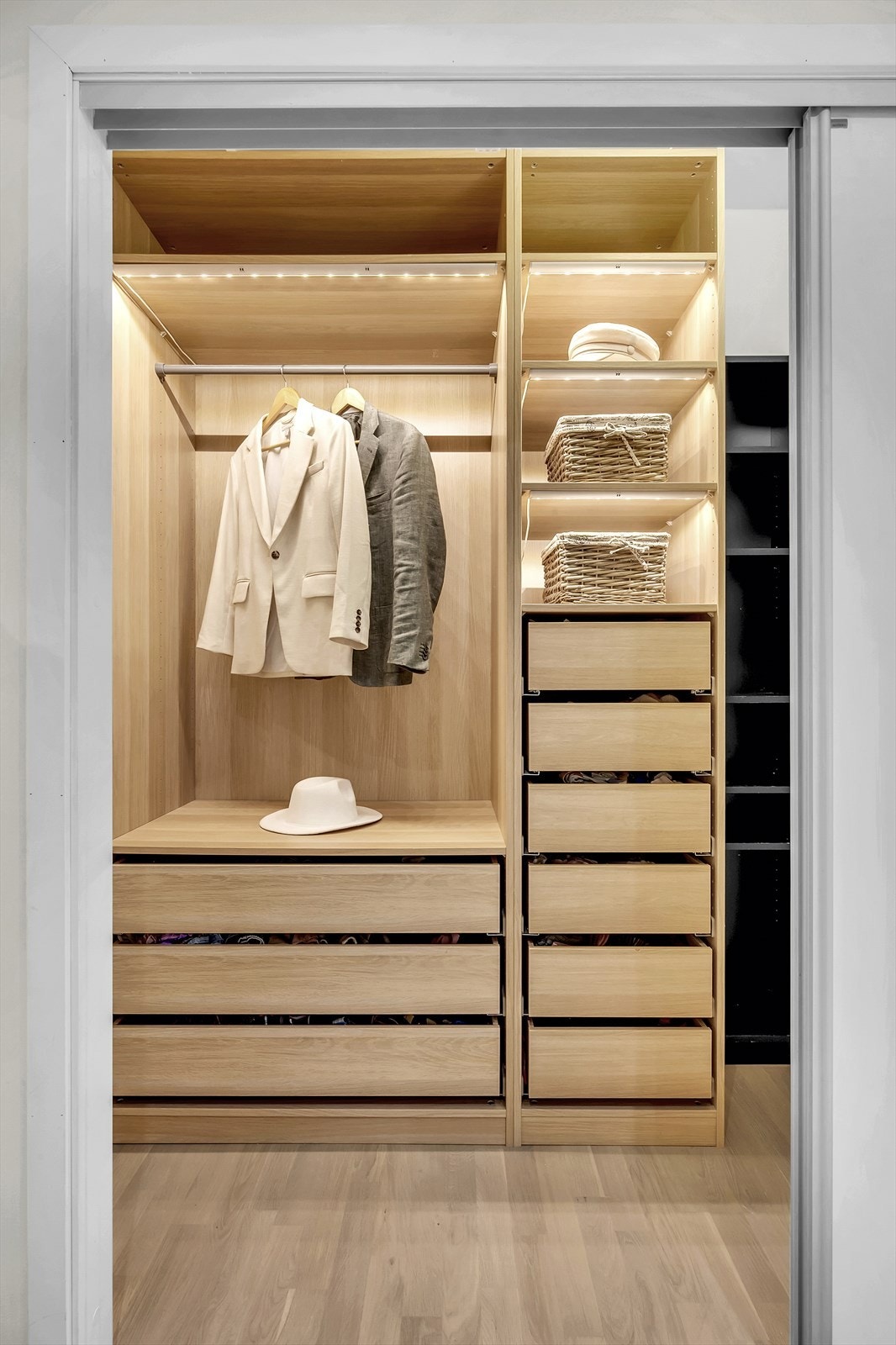 Den innvendige boden er innredet med åpen garderobeløsning. Her er det godt med lagringsplass. Galleribilde