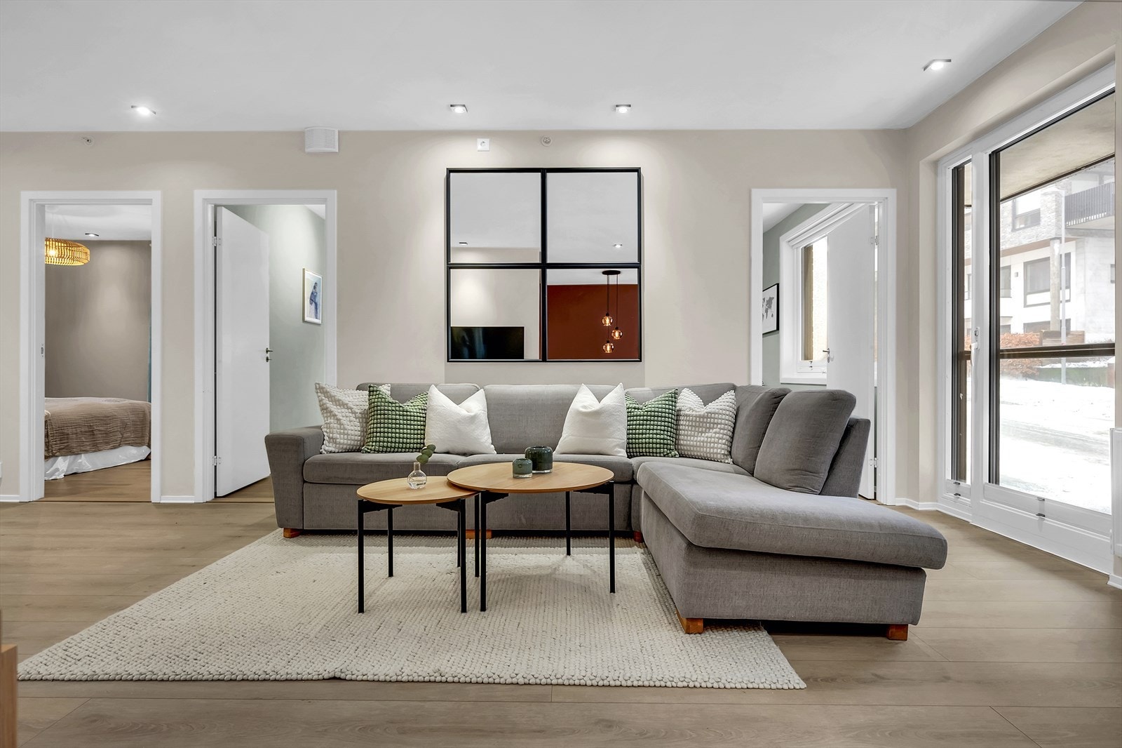 I stuen er det god plass til sofagruppe med tilhørende sofabord og tv-benk. Galleribilde