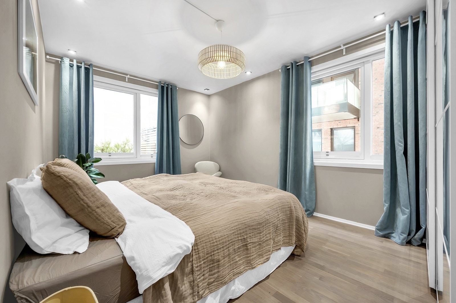 Det er godt lysinnslipp fra to store vindusflater. Galleribilde