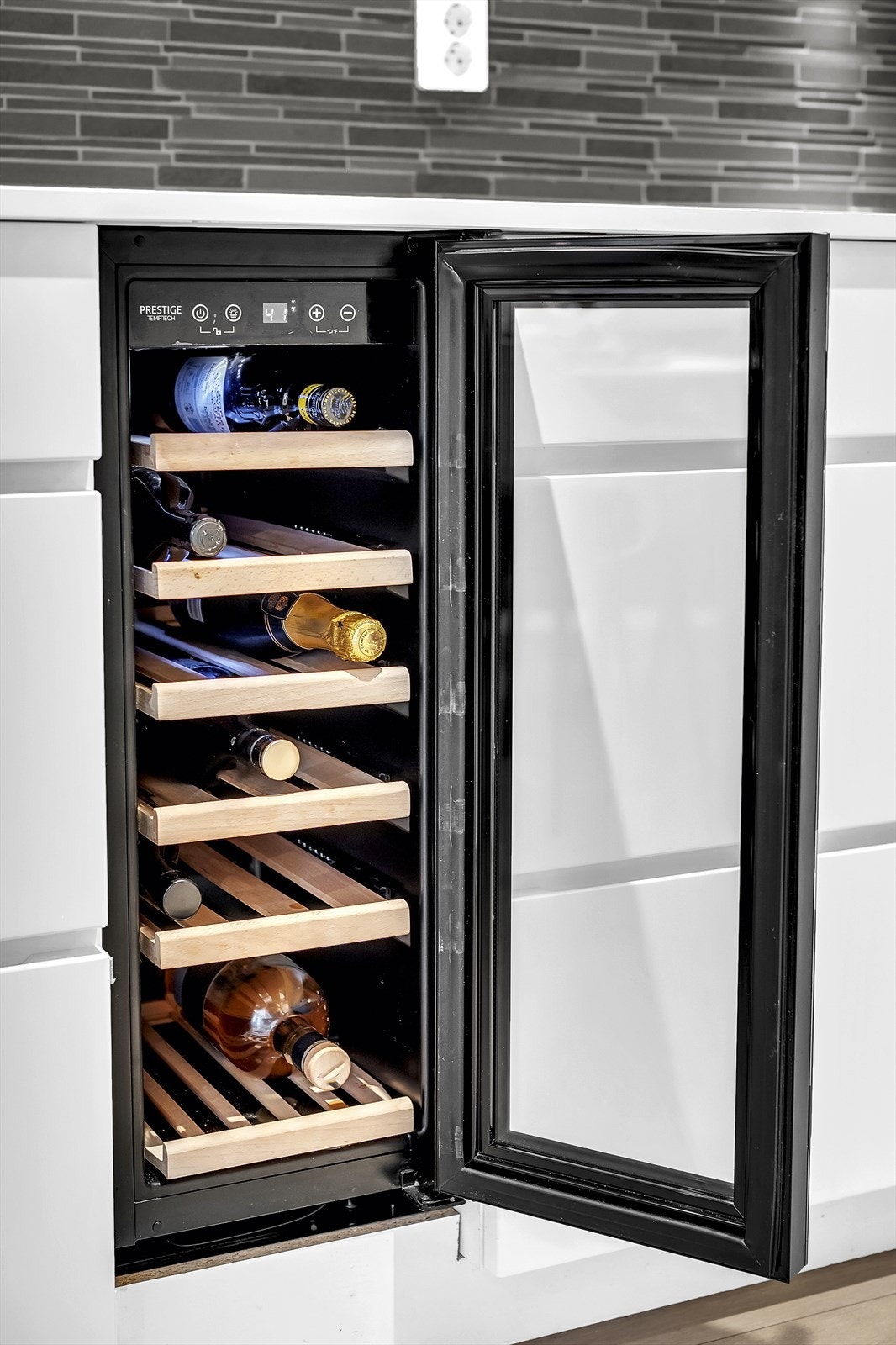 Hvitevarene er integrerte, og består av platetopp, stekeovn, mikrobølgeovn, oppvaskmaskin, vinskap og kjøl/fryseskap. Galleribilde