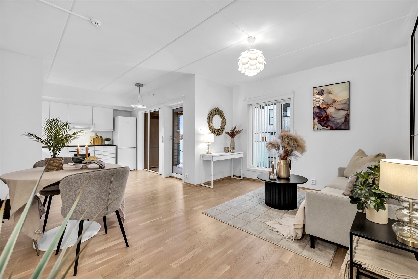 Fra kjøkken/stue har du utgang til en sydvendt balkong på ca 13 kvm. Galleribilde