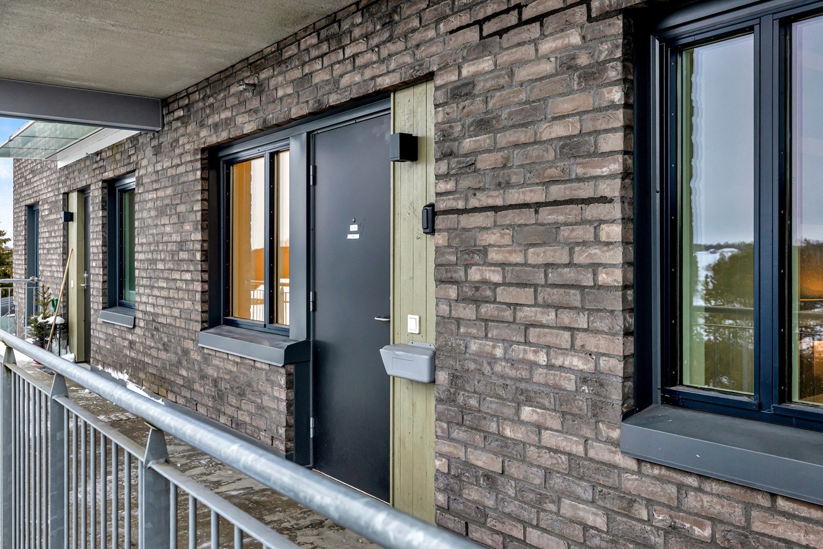 Inngang via overbygget svalgang. Galleribilde