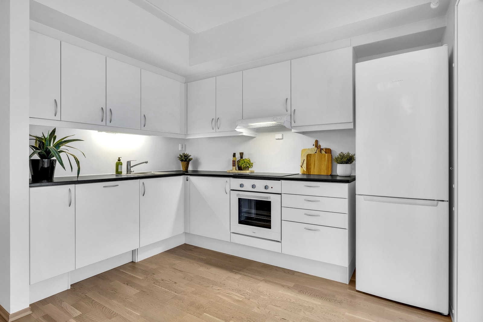 Leiligheten har en åpen stue/kjøkken løsning som gir en romslig og god romfølelse. Galleribilde