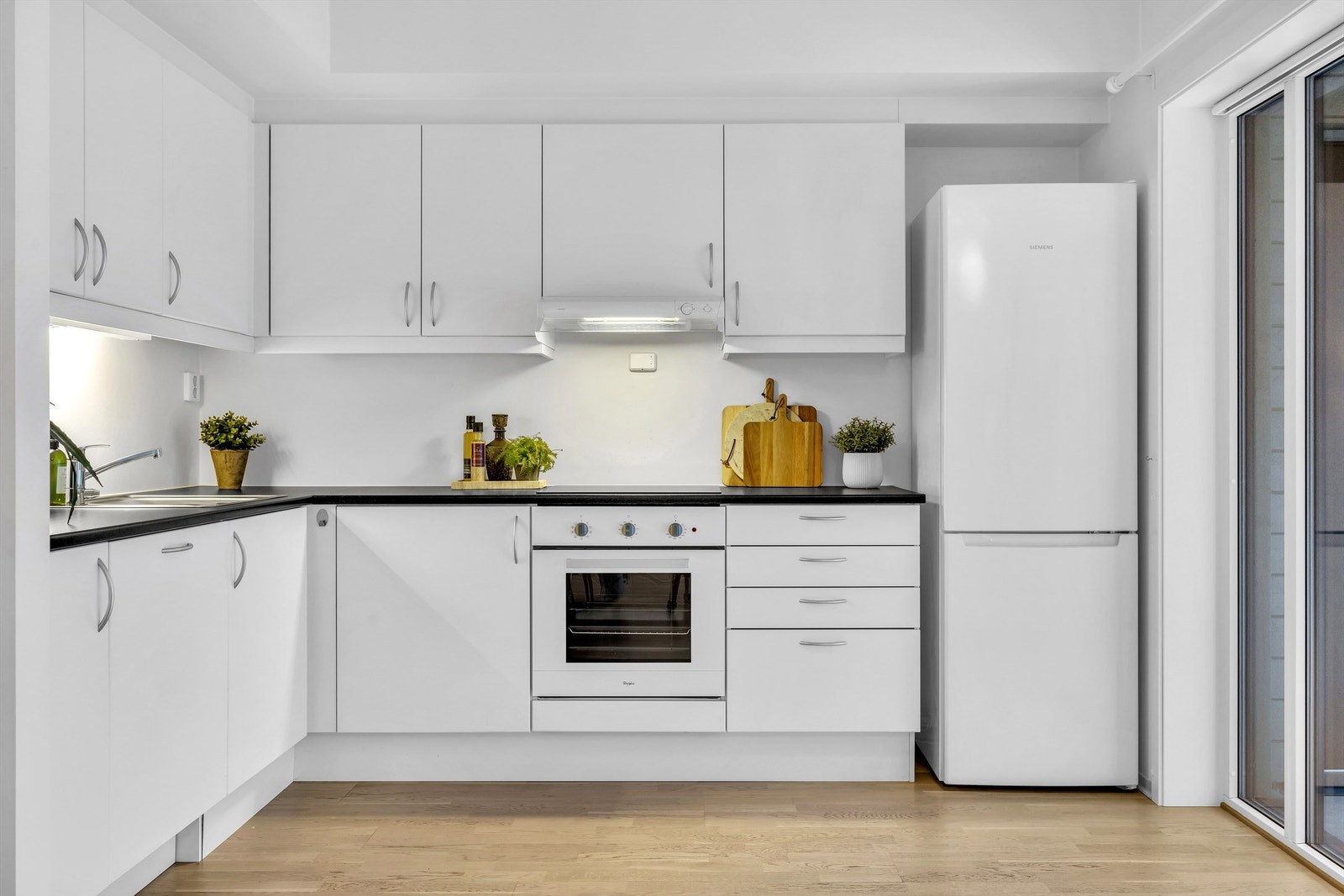 Leiligheten ligger i 4 etasje med heisadkomst, og om du parkerer i parkeringskjelleren kan du gå tørrskodd inn i leiligheten. Galleribilde