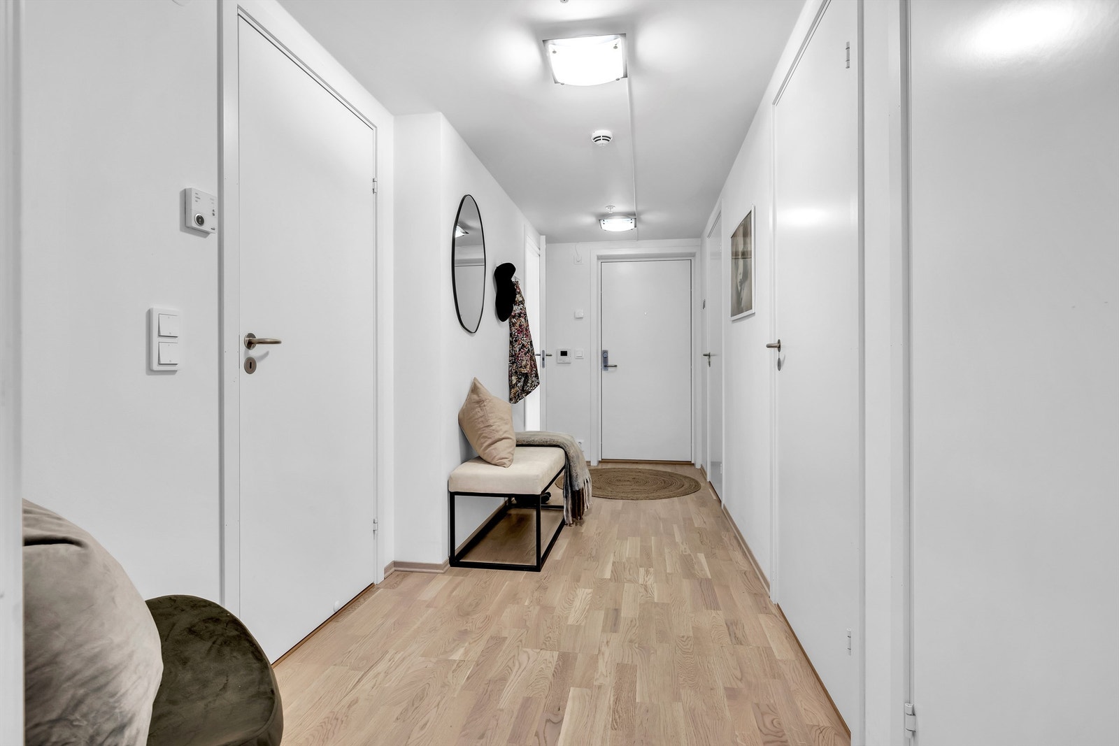 Innbydende og romslig entré, med muligheter for å henge av seg yttertøy og sette fra seg sko. Galleribilde