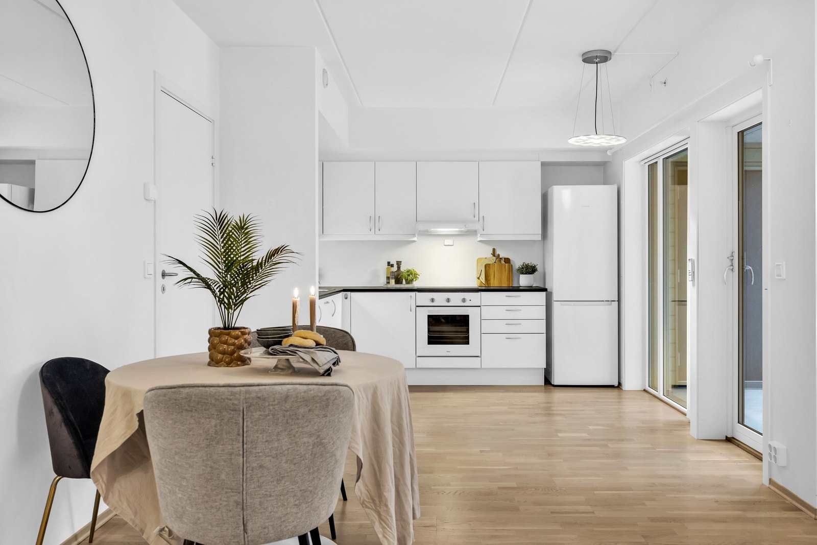 Leiligheten har store vindusflater som slipper inn godt med naturlig lys og som gir en god romfølelse. Galleribilde