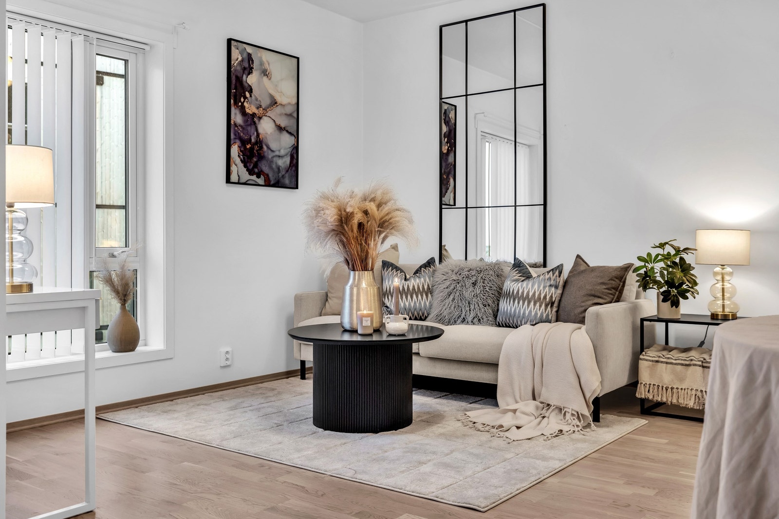 Gode møbleringsmuligheter i stue med naturlig sone inndeling av spisestue og sofakrok. Galleribilde