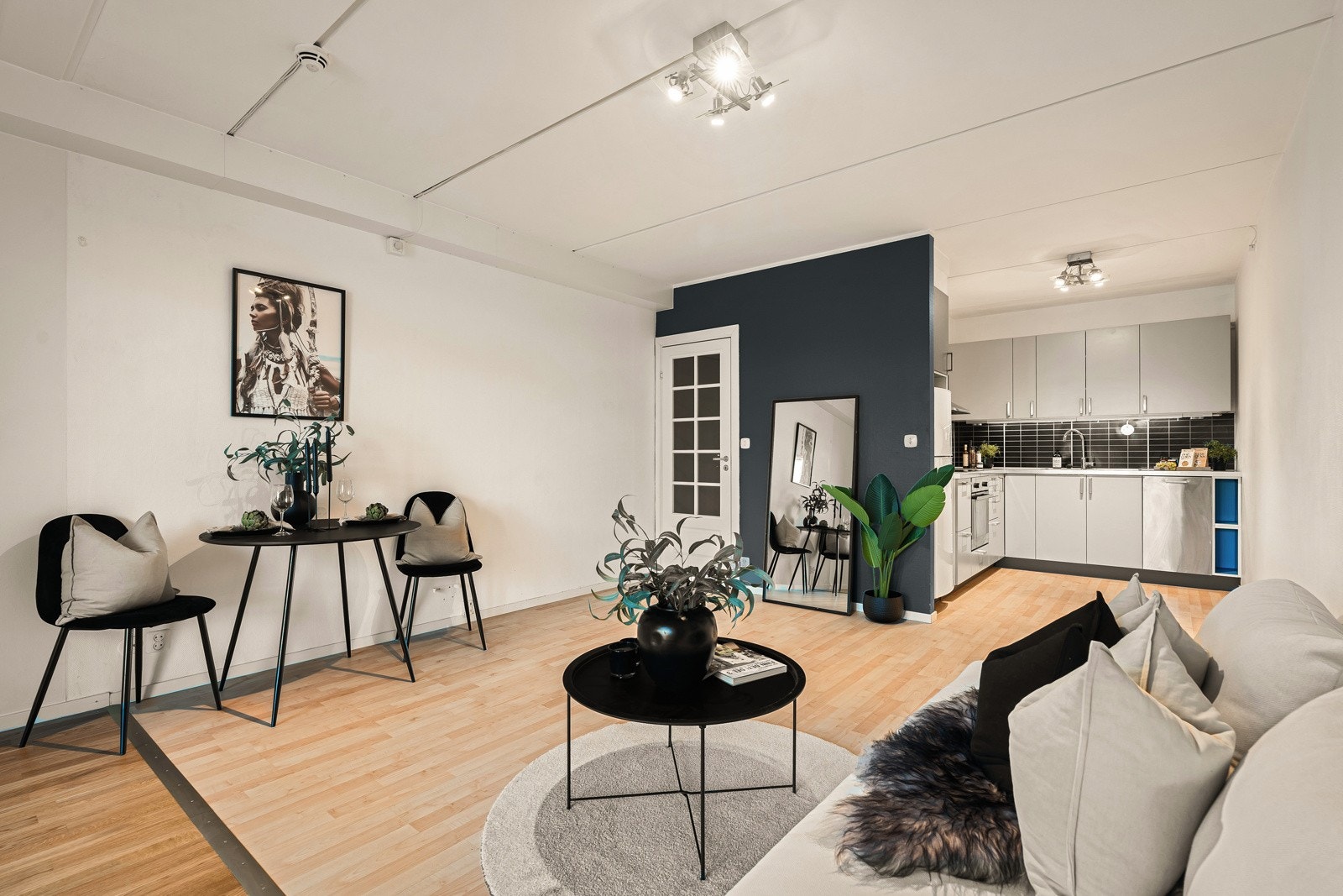 Rommets utforming gir deg fleksibilitet til å plassere møbler og oppbevaringsløsninger etter eget ønske, og takhøyden på mellom 2,56 m og 2,58 m skaper en følelse av romslighet. Galleribilde