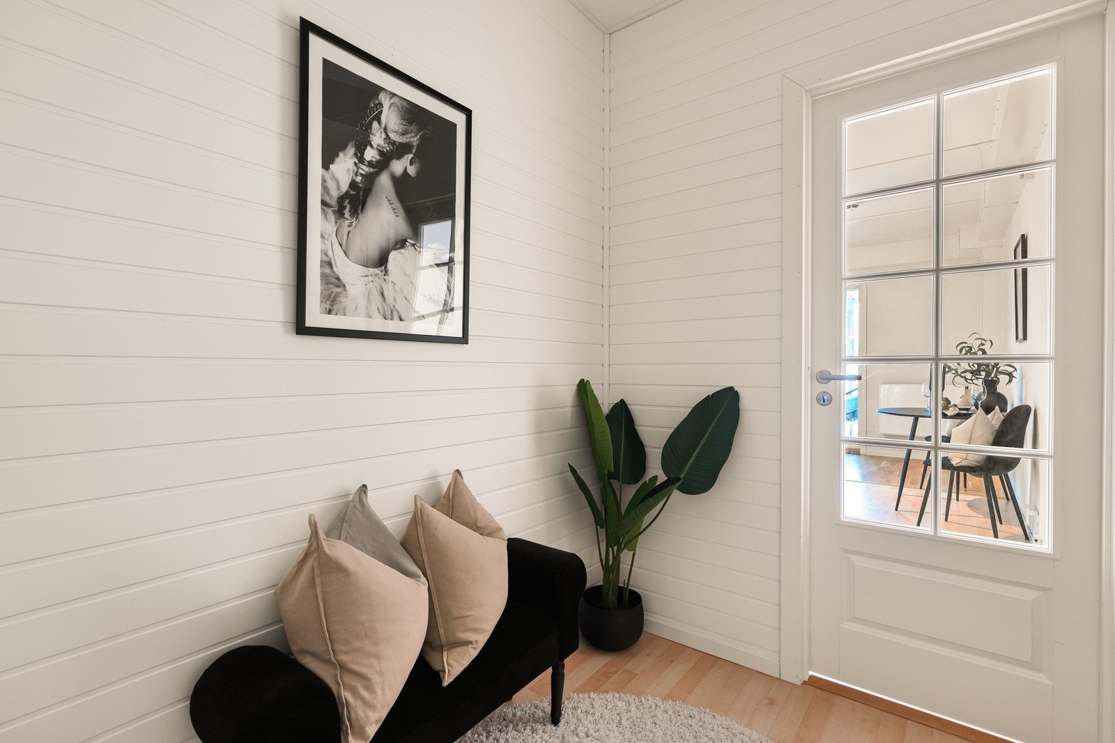 Inngangspartiet ditt er på 3,7 kvadratmeter og gir deg et ryddig førsteinntrykk av hjemmet. Galleribilde