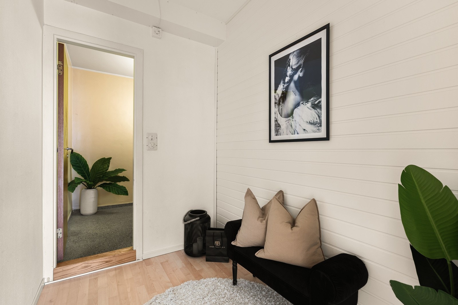 En innerdør med glassfelt slipper inn lys fra stue/kjøkken, noe som bidrar til at inngangspartiet oppleves som lyst og innbydende. Galleribilde