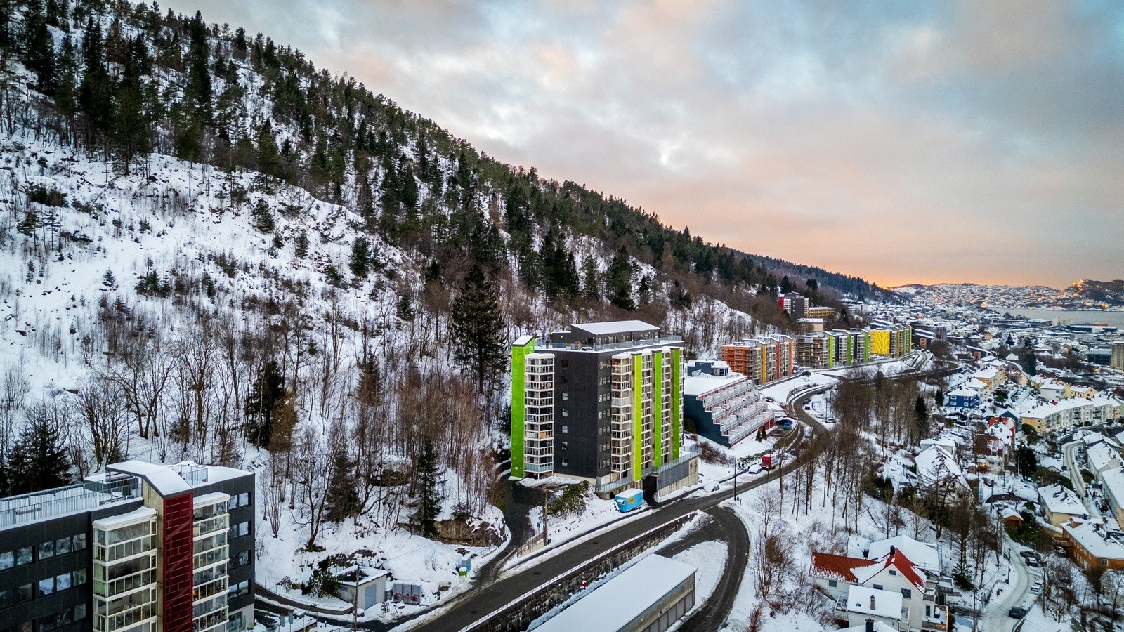 For parkering er det i gate etter gjeldende sonebestemmelser, borettslaget har ellers 79 garasjeplasser og 20 utendørs parkeringsplasser som tildeles etter venteliste. Galleribilde