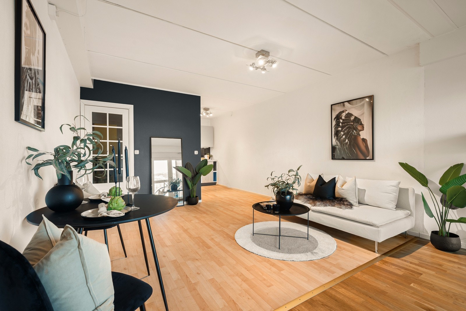 Kjøkkenet er praktisk organisert i åpen løsning med stue og soverom, noe som gir deg en følelse av romslighet og fleksibilitet. Galleribilde