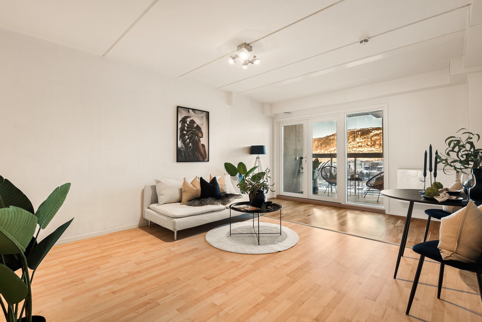 Stuen i denne ettromsleiligheten er et funksjonelt og fleksibelt rom på 28,3 kvadratmeter. Galleribilde